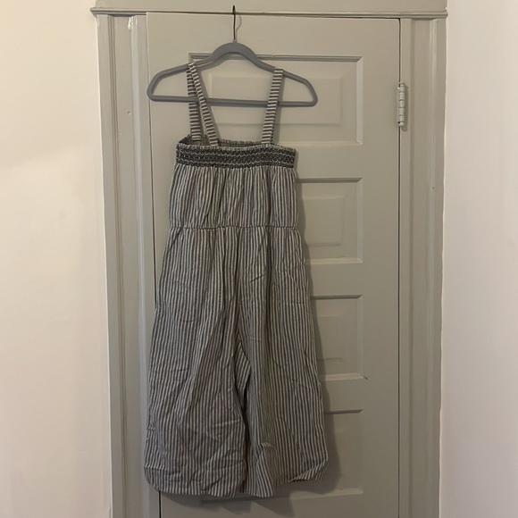 Universal Threads Romper - Picture 2 of 5